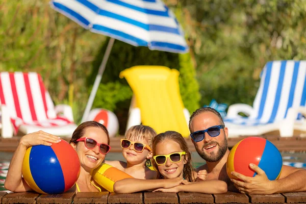 夏休みを楽しんでいる幸せな家族 お父さん お母さん 子供たちがプールで遊んでいます 健康的なライフスタイルのコンセプト — ストック写真