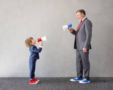 Komik çocuk ve kıdemli adam iş adamı gibi davranıyorlar. Büyükbaba ve çocuk evde oynuyor. Eğitim, girişim ve iş fikri