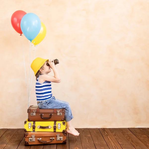 Criança Finge Ser Viajante Miúdo Divertir Casa Verão Férias Conceito — Fotografia de Stock