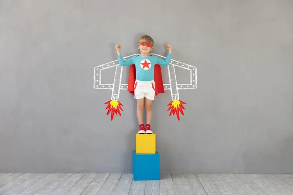 Niño Superhéroe Jugando Casa Super Héroe Niño Que Divierte Interiores — Foto de Stock