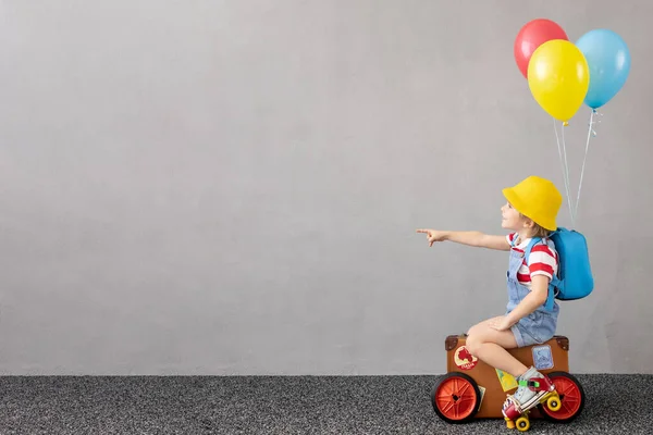 Enfant Prétendant Être Voyageur Gamin Amuse Maison Vacances Été Concept — Photo