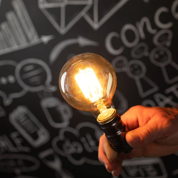 黒板に電球を手にしているビジネスマン — ストック写真