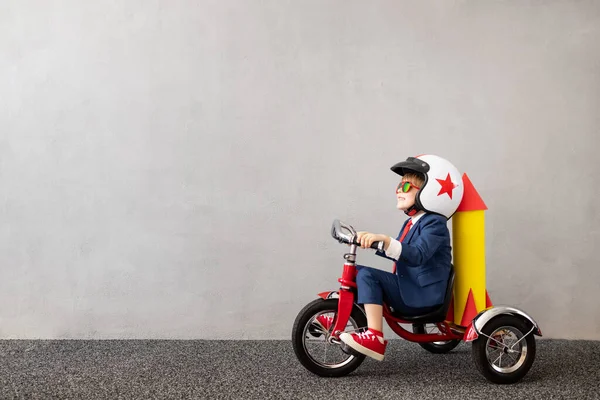 Gelukkig Kind Draagt Pak Rijden Fiets Tegen Grijze Betonnen Muur — Stockfoto