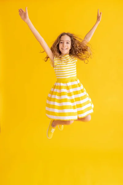 Criança Feliz Pulando Contra Fundo Verão Amarelo Retrato Menina Alegre — Fotografia de Stock
