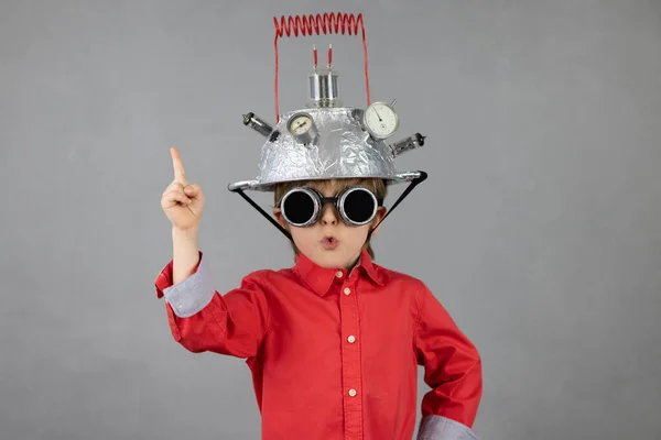 사업가 인척하는 한아이 전구달린 헬멧쓰고 재밌는 인공지능 아이디어 — 스톡 사진