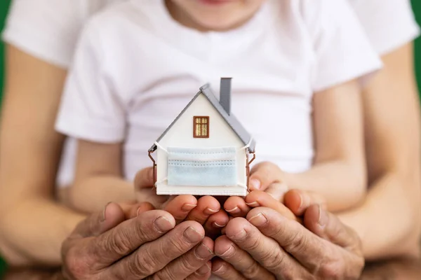 Glad Familj Hålla Hus Med Skyddande Mask Verksamhet Pandemibegreppet Coronavirus — Stockfoto