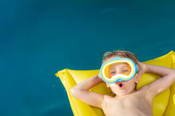 Szczęśliwe Dziecko Pływające Basenie Dzieciak Bawi Się Wakacjach Koncepcja Zdrowego — Zdjęcie stockowe