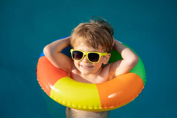 Criança Feliz Nadando Piscina Miúdo Divertir Nas Férias Verão Conceito — Fotografia de Stock