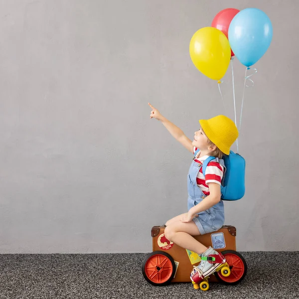 Niño Finge Ser Viajero Chico Divierte Casa Vacaciones Verano Concepto — Foto de Stock