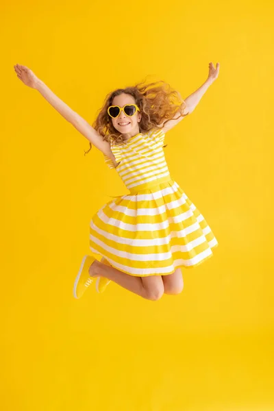 Criança Feliz Pulando Contra Fundo Verão Amarelo Retrato Menina Alegre — Fotografia de Stock