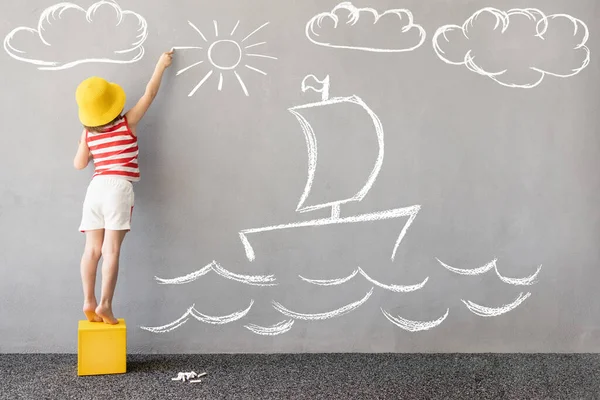 Droom Groot Happy Kid Tekent Een Krijtschip Muur Kinderfantasie Zomervakantie — Stockfoto