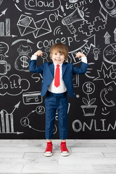 Ideia Brilhante Estudante Infantil Engraçado Classe Contra Quadro Negro Miúdo — Fotografia de Stock