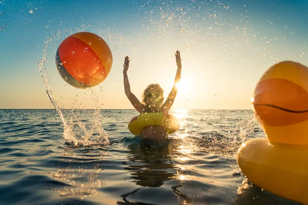 Criança Feliz Divertindo Nas Férias Verão Miúdo Brincar Com Pato — Fotografia de Stock