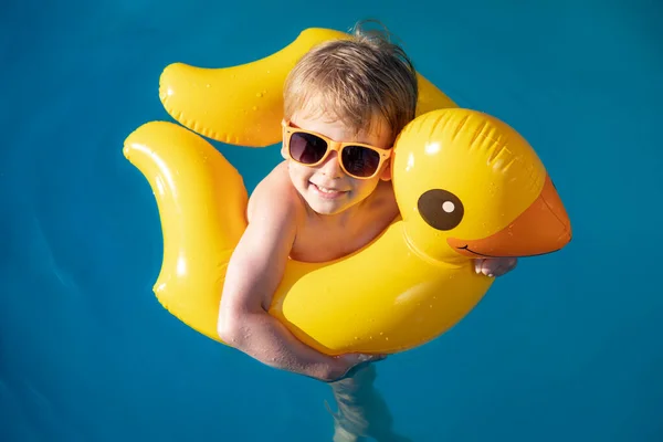 Счастливый Ребенок Плавает Бассейне Парень Веселится Летних Каникулах Понятие Здорового — стоковое фото