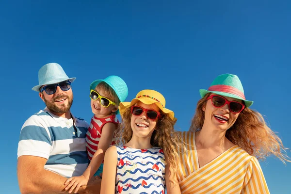 Família Feliz Divertindo Contra Fundo Céu Azul Mãe Pai Filha — Fotografia de Stock