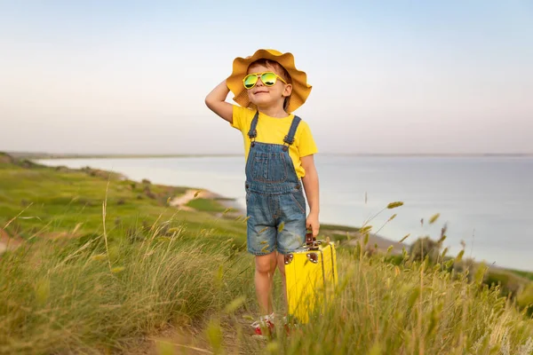 Šťastné Dítě Pozadí Modrého Moře Oblohy Vtipný Kluk Letních Prázdninách — Stock fotografie