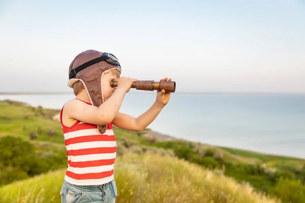 Niño Feliz Contra Mar Azul Fondo Del Cielo Chico Gracioso — Foto de Stock