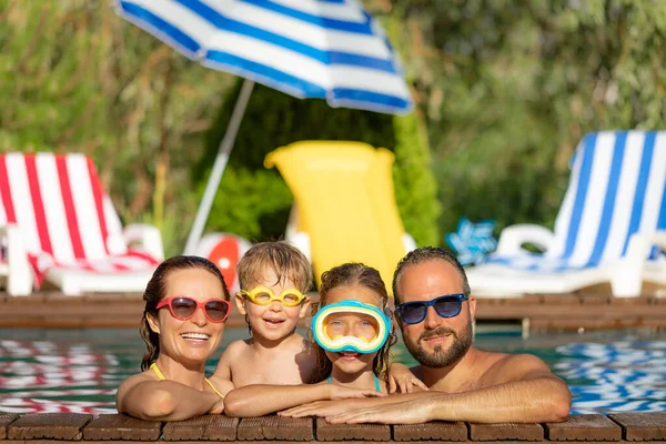 Familia Feliz Divirtiéndose Vacaciones Verano Padre Madre Hijos Jugando Piscina —  Fotos de Stock