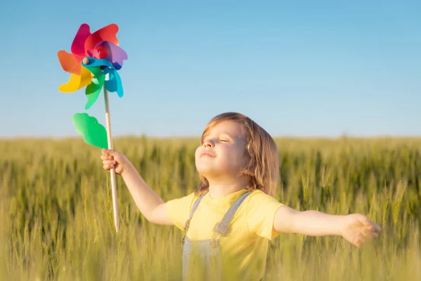 緑の野で太陽の屋外を楽しむ幸せな子供 夏の青空の背景に対する子供の肖像画 自由と子供の夢の概念 — ストック写真