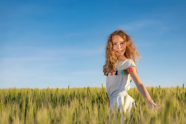 Happy Child Enjoying Sun Outdoor Green Field Portrait Beautiful Girl — Zdjęcie stockowe