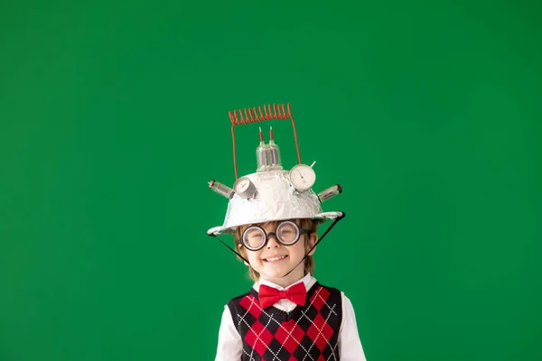 Buena Idea Estudiante Infantil Divertido Clase Niño Feliz Contra Pizarra — Foto de Stock