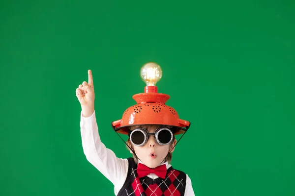 Buena Idea Estudiante Infantil Divertido Clase Niño Feliz Contra Pizarra — Foto de Stock