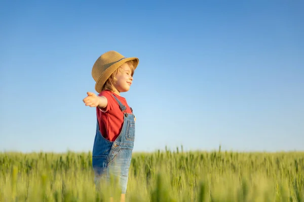 Criança Feliz Desfrutando Sol Livre Campo Verde Retrato Criança Contra — Fotografia de Stock