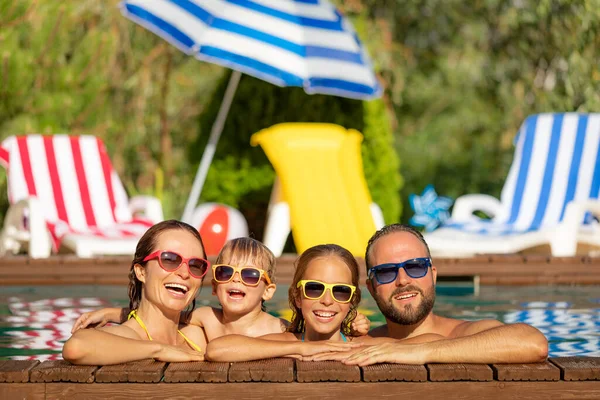 夏休みを楽しんでいる幸せな家族 お父さん お母さん 子供たちがプールで遊んでいます 健康的なライフスタイルのコンセプト — ストック写真
