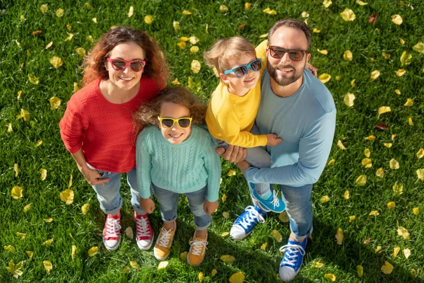 Retrato Família Feliz Livre Pai Mãe Filha Filho Divertindo Parque — Fotografia de Stock