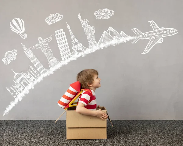 Kind Spielt Hause Kind Sitzt Karton Kind Träumt Vom Reisen — Stockfoto