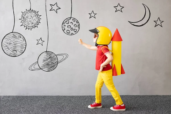 Feliz Niño Jugando Niño Con Cohete Papel Juguete Retrato Niño — Foto de Stock