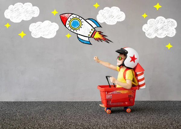 Счастливый Ребенок Притворяется Астронавтом Ребенок Играет Улице Креативное Детское Воображение — стоковое фото