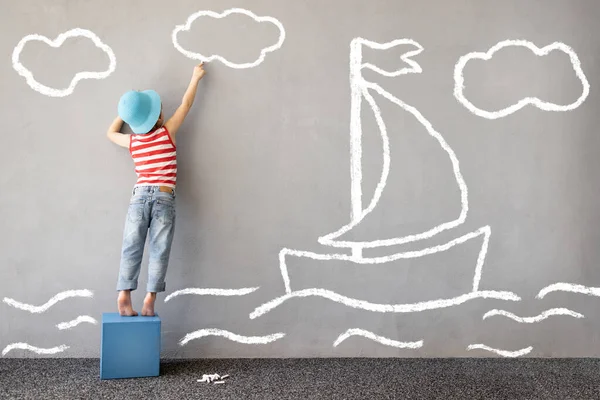 梦想大 快乐的孩子在户外玩耍 有趣的孩子在墙上画了一个粉笔海 孩子们梦想旅行 孩子假装是船长 儿童想象力和暑假概念 — 图库照片