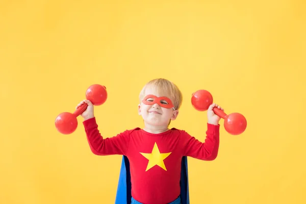 Portret Van Een Superheldenkind Super Heldenkind Tegen Gele Papieren Achtergrond — Stockfoto