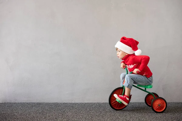 Bambino Felice Con Indosso Costume Natale Bambino Bici Divertente Bambino — Foto Stock