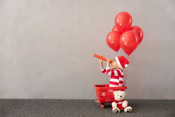 Glückliches Kind Weihnachtskostüm Kind Sitzt Einkaufswagen Mit Roten Luftballons Lustiges — Stockfoto