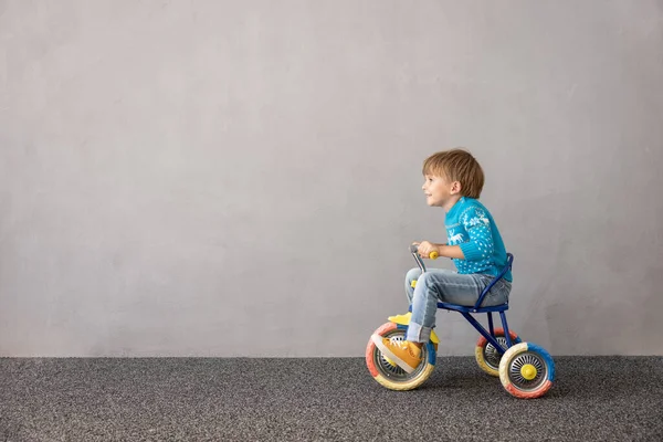 Criança Feliz Vestindo Traje Natal Miúdo Andar Bicicleta Criança Engraçada — Fotografia de Stock