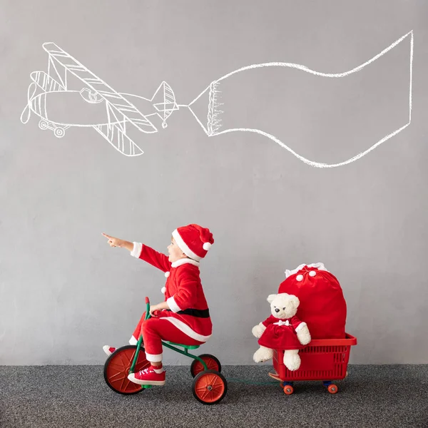 Niño Feliz Vistiendo Disfraz Navidad Bicicleta Infantil Niño Divertido Jugando — Foto de Stock