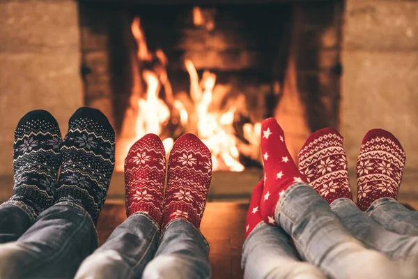 Famille Chaussettes Noël Près Cheminée Mère Père Enfants Amusent Ensemble — Photo