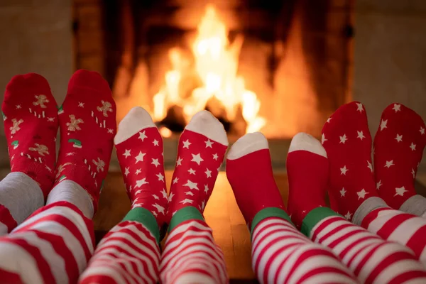 Familia Calcetines Navidad Cerca Chimenea Madre Padre Hijos Divirtiéndose Juntos —  Fotos de Stock