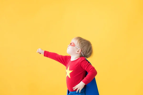 超级英雄儿童的肖像 黄皮书背景下的超级英雄小子快乐的孩子戴着红色的面具和超级英雄的斗篷 儿童的梦想和想象力概念 — 图库照片