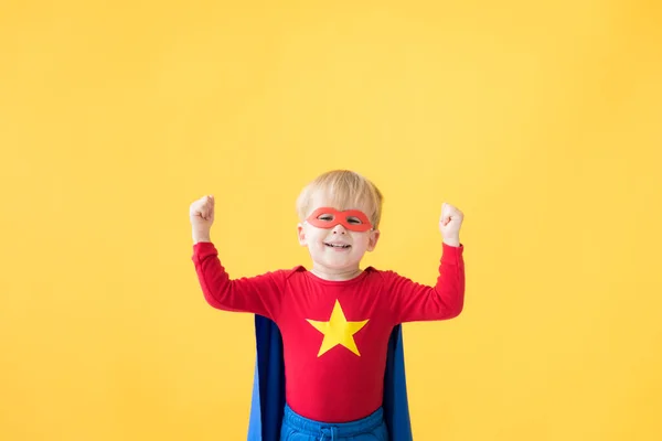 超级英雄儿童的肖像 黄皮书背景下的超级英雄小子快乐的孩子戴着红色的面具和超级英雄的斗篷 儿童的梦想和想象力概念 — 图库照片