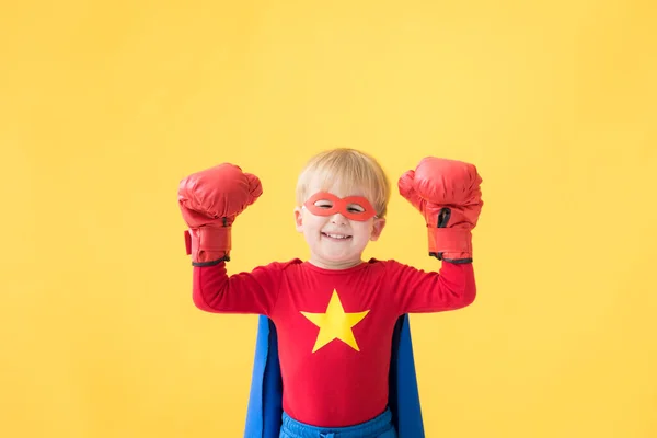 Portrait Enfant Superhéros Super Héros Enfant Sur Fond Papier Jaune — Photo