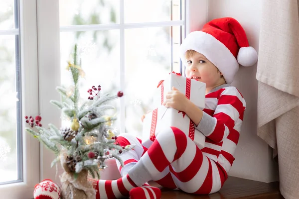 Niño Sentado Alféizar Ventana Niño Feliz Usando Pijamas Navidad Niño — Foto de Stock