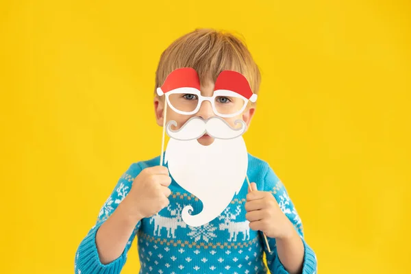 Criança Feliz Segurando Chapéu Barba Papai Noel Miúdo Contra Fundo — Fotografia de Stock