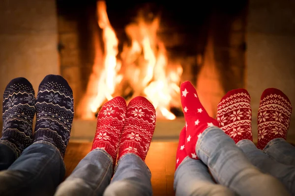 Famiglia Calzini Natale Vicino Camino Madre Padre Figli Divertono Insieme — Foto Stock