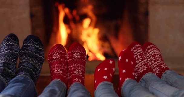 Famiglia Felice Calzini Natale Vicino Camino Madre Padre Figli Divertono — Video Stock