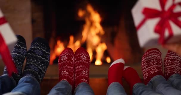 Gelukkige Familie Kerstsokken Bij Open Haard Moeder Vader Kinderen Hebben — Stockvideo