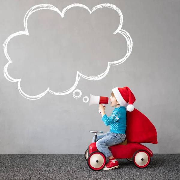 Anak Bahagia Mengenakan Kostum Natal Anak Itu Naik Mobil Mainan — Stok Foto