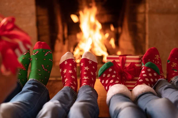 Familia Calcetines Navidad Cerca Chimenea Madre Padre Hijos Divirtiéndose Juntos — Foto de Stock